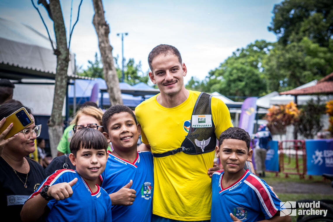 Marcus D‘Almeida with local schoolchildren in Marica.